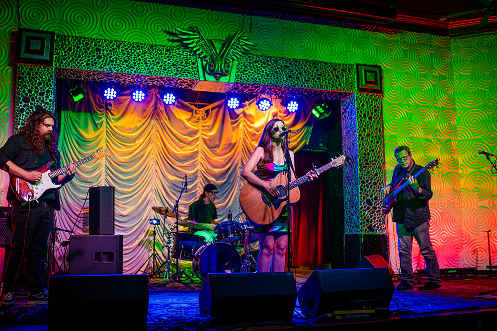 Lisa De Novo: Award-Winning Singer/Songwriter Spreading Good Vibes Nationwide 4 rBeatz Radio