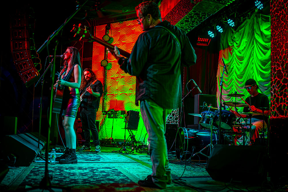 Lisa De Novo: Award-Winning Singer/Songwriter Spreading Good Vibes Nationwide 5 rBeatz Radio